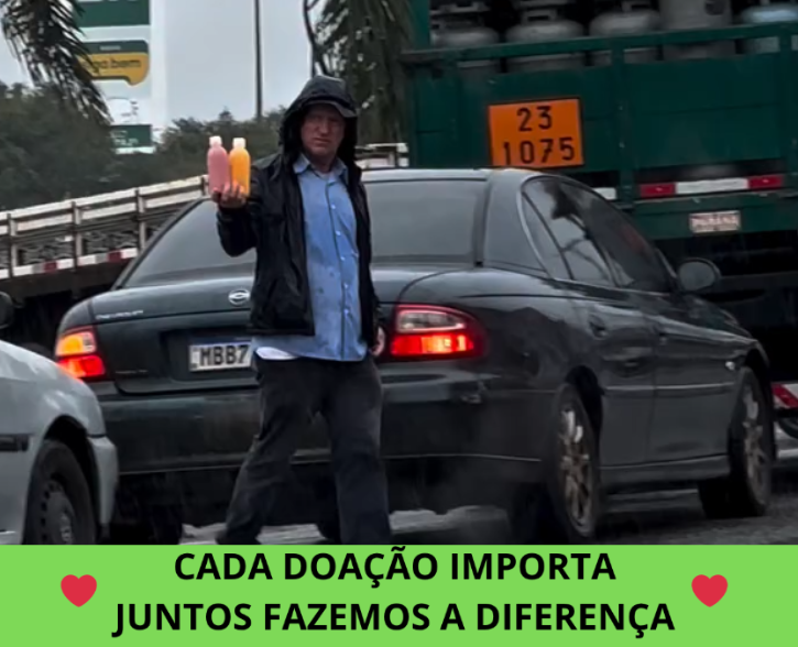 João enfrenta a chuva vendendo suco para conseguir cuidar da esposa